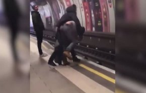 فيديو صادم ... شخص يرمي صديقه تحت عجلات المترو !!
