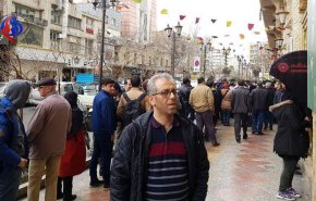 دلالان همچنان در بازار دلار صف کشیده اند