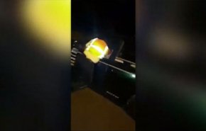 شاهد: سائق متهور يجر شرطية مرور لأميال!
