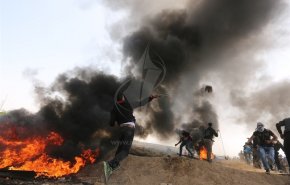 جوانان فلسطینی پرچم اسرائیل را مقابل نظامیان این رژیم به آتش کشیدند + عکس