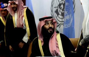 حرکت عجیب بن سلمان پشت سر پدرش! + فیلم