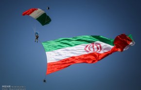 اجرای عملیات چتربازی تکاوران نوهد بر فراز مرقدمطهر امام خمینی(ره)