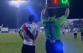 حدث قلما رأيتموه... لاعب برازيلي يعتدي على مدربه بعد استبداله(فيديو)