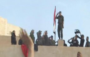 پرچم سوریه در شهرک الضمیر در غوطه شرقی به اهتزاز درآمد