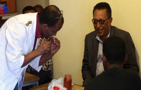 شاهد بالفيديو والصور: عادة غريبة جدا يعشقها شعب هذه الدولة الافريقية!
