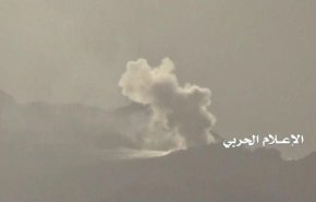 الجيش واللجان الشعبية تحرق مخزن أسلحة في الجوف
