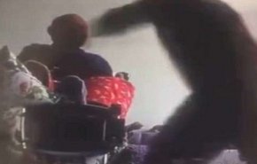 فيديو مروع لموظف رعاية يصفع مسنا 57 مرة