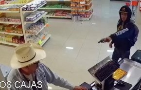 شاهد.. القبض على مسلح أثناء محاولته سرقة سوبرماركت
