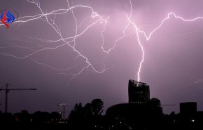 سقوط شیئی مرموز در انگلیس هنگام رعد و برق + فیلم