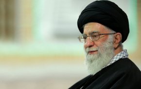 اهدای کلام‌الله مجید از سوی رهبر انقلاب به دو خانواده‌ شهید روستای فردوی قم + عکس