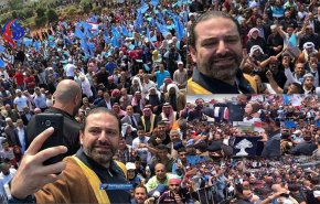 الحريري بعباءة عربية في عكار وخلفه الخرزة الزرقاء!