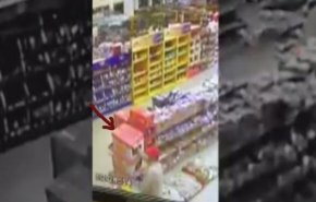 شاهد : كاميرات المراقبة تفضح ما فعله هذا الشاب في الكويت !
