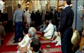 فيديو: مسلح يعتلى منبر مسجد لـ