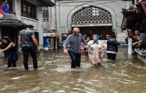 فيديو.. سيول مخيفة في أنقرة تجرف السيارات و المارة 