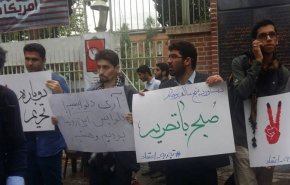 تجمع دانشجویان در مقابل لانه جاسوسی در اعتراض به خروج آمریکا از برجام؛ هشدار به مذاکراه مجدد با اروپا