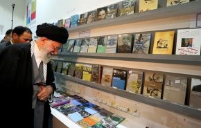قائد الثورة الاسلامية يزور معرض طهران الدولي للكتاب