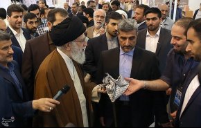 شوخی رهبر انقلاب با یک غرفه‌دار: «این کتاب به‌درد ما نمی‌خورد»+ عکس