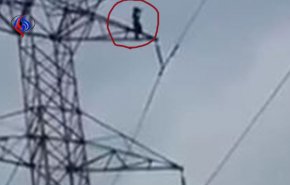 مشهد مروع ... متهور يشتعل ويسقط کجمرة ناریة!
