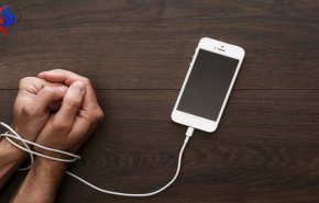 دراسة.. استخدام هاتفك بعد الـ10 مساء يعرضك للإكتئاب والوحدة