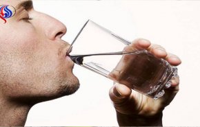 كيف يضر شرب الماء وقوفا؟