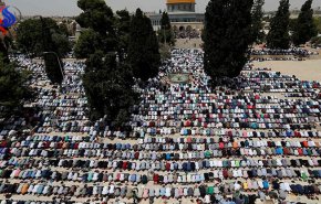 بالصور.. 200 ألف مصلٍّ يؤدون الجمعة الثانية من رمضان بالأقصى