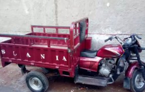 بالفيديو: سائق يسقط صبي من فوق «حمار» بطريقة مروعة