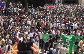 شاهد.. مسيرة حاشدة تجوب الأقصى نصرة للقدس وغزة
