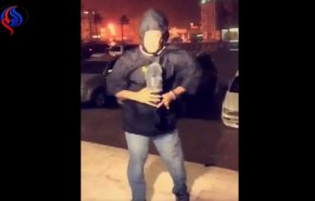 شاهد/ ماذا فعلت قوة رياح إعصار ميكونو بمراسل في عُمان!؟