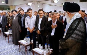 آية الله خامنئي يستقبل جمعا من الشعراء والأدباء +صور
