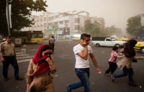 مصرع شخص وإصابة 76 آخرين في عاصفة ضربت طهران