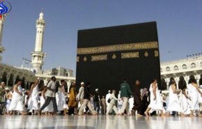 شاهد.. رجل يصفع شابا في الحرم المكي!