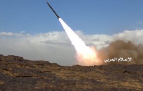 القوات اليمنية تطلق صاروخ زلزال 2 على تجمعات مرتزقة بتعز + فيديو