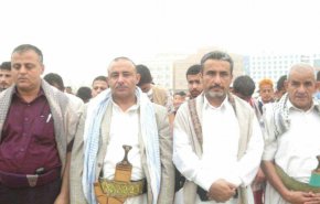 مشارکت مردم و استانداران یمنی در نماز عید سعید فطر در الحدیده + تصاویر