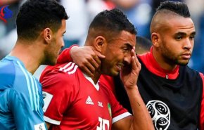 لاعب إيراني يواسي المغربي بوحدوز بعد هدفه 