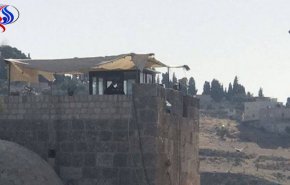 الاحتلال ينصب نقطة مراقبة فوق سطح قاعة باب الرحمة داخل الأقصى
