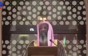 شاهد/ إمام الحرم المكي يحرج أحد المصلين كان يلعب بهاتفه الجوال!