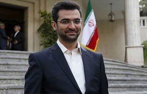 آذری جهرمی: برای تأمین ارز تلفن همراه تلاش می‌کنم