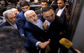 تذکر ظریف به محافظانش و عذرخواهی از خبرنگاران