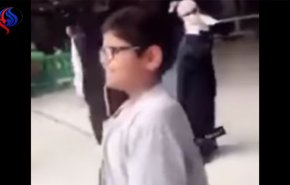 شاهد..ردة فعل مؤثرة لطفل رأى الكعبة لأول مرة  