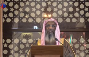 الكلباني يثير جدلا بشأن الفتاة التي احتضنت مطربا