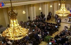 بالفيديو.. إخراج صحفي عنوة من قاعة المؤتمر الصحفي لبوتين وترامب