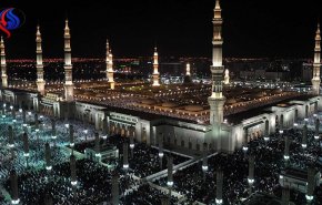 قرائت دعای کمیل توسط حجاج ایرانی در نزدیک حرم نبوی