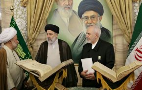 ظریف دو نسخه قرآن تاریخی را به آستان قدس رضوی اهدا کرد + تصاویر