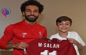 شاهد: النجم المصري صلاح يحقق حلم طفل سوري مريض!