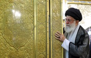 غبارروبی مضجع مطهر حضرت امام رضا (علیه‌السلام) با حضور رهبر انقلاب