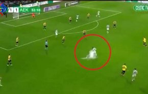 شاهد.. انفجار عبوة سبراي بلاعب خلال مباراة

