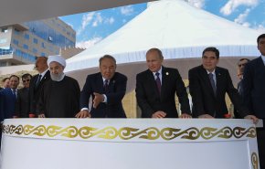 رهاسازی نمادین تعدادی بچه ماهی خاویاری در دریای خزر به نشانه دوستی و همبستگی + تصاویر