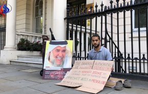 ADHRB تطالب بريطانيا بإدانة هجوم سفارة البحرين على الناشط علي مشيمع