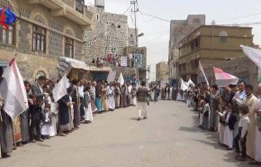 بالصور.. وقفة احتجاجية لابناء مربع الظهرين بحجة تنديدا بجرائم العدوان