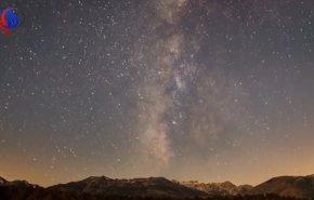 شاهد.. شباب ايرانيون يقيمون مخيمات فلكية لرصد النجوم وسط الصحراء
